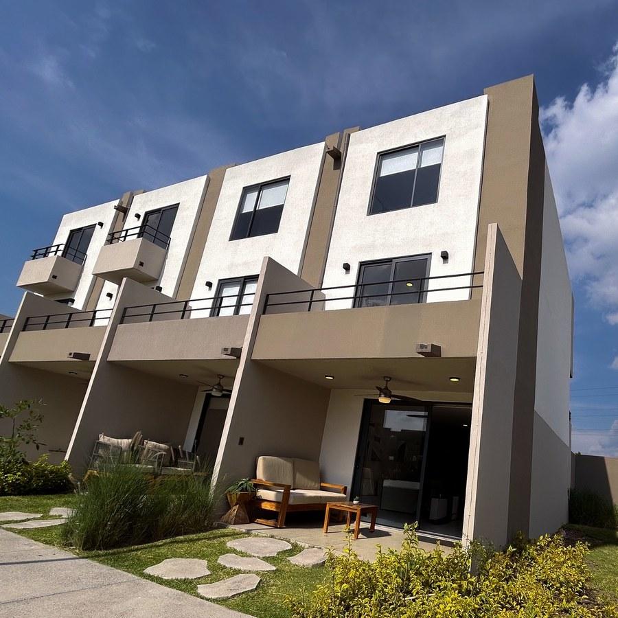 Fachadas de casas del modelo Citrino con terraza y jardín frontal en Aquasol Lifestyle